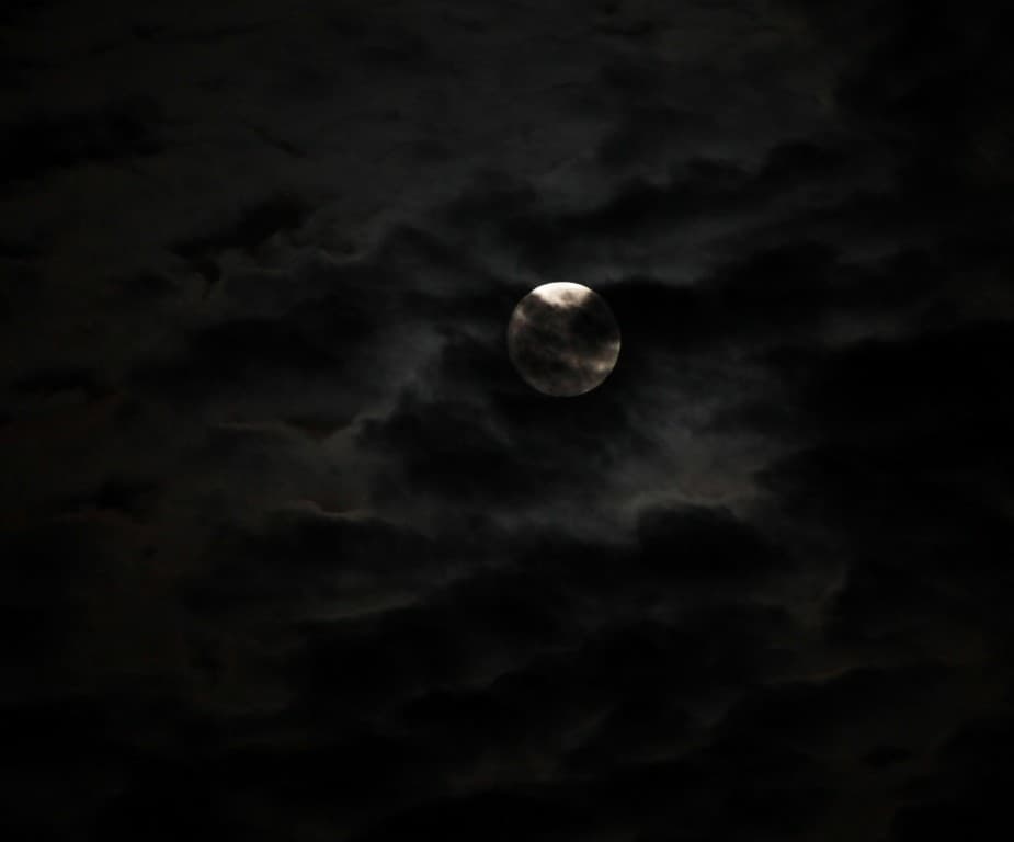 La lune joue la mystérieuse (EL)