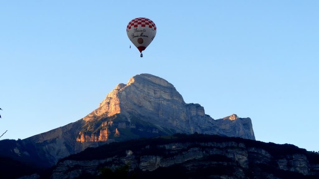 MONGOLFIERE SUR LA DENT DE CROLLES 2066 M