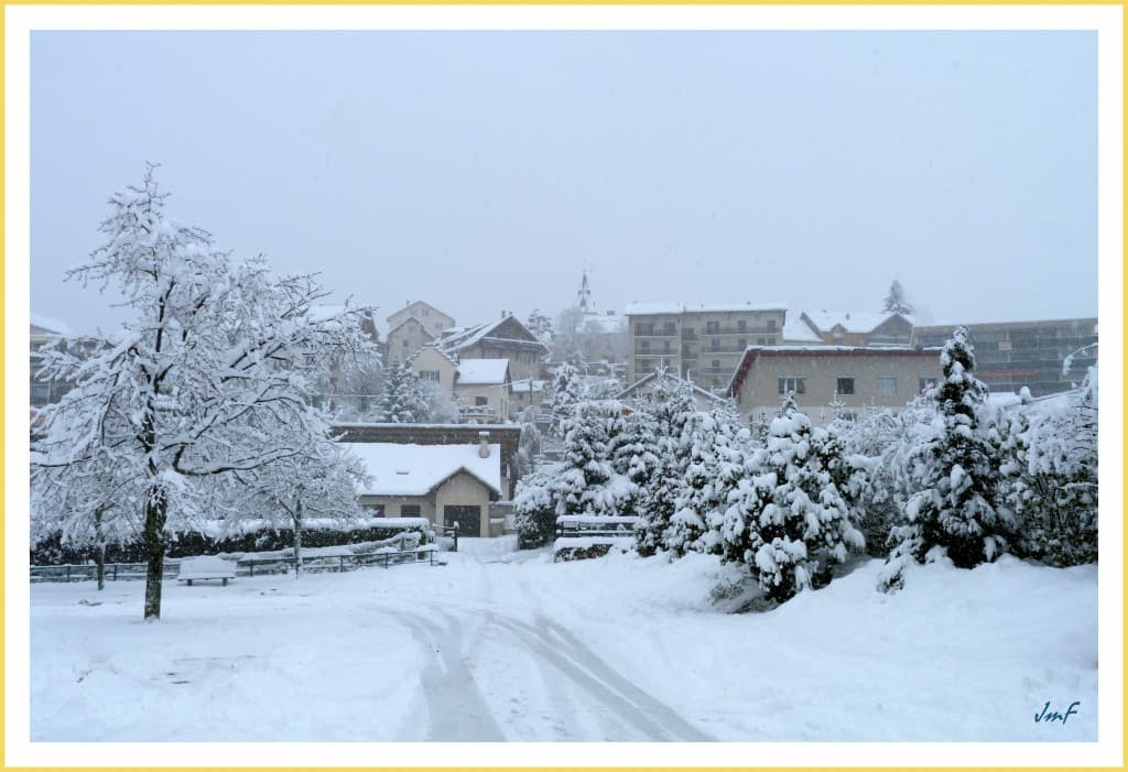neige sur le village