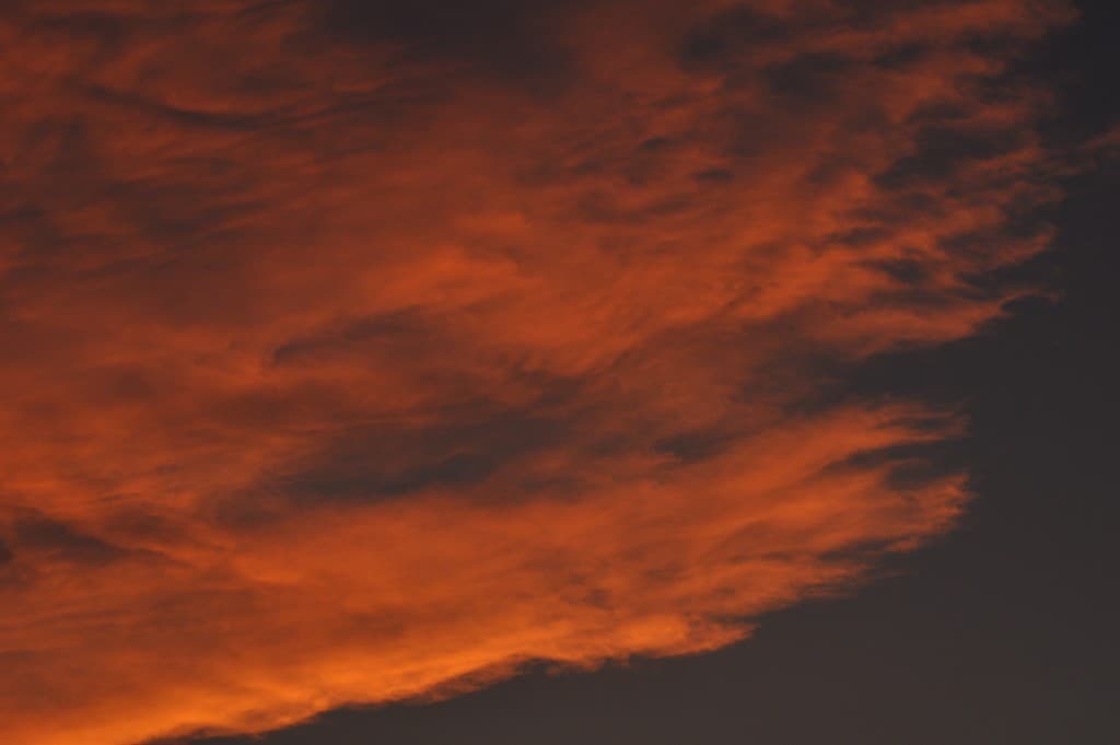Nuage de feu au coucher du soleil.