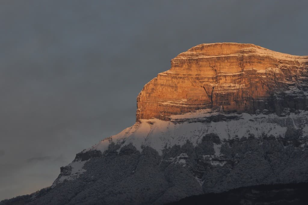 Soleil levant sur la Dent de Crolles.