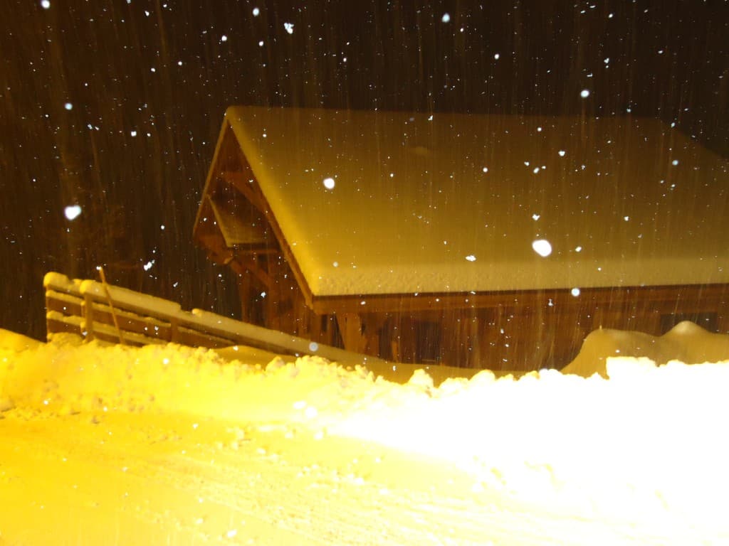 chalet sous la neige