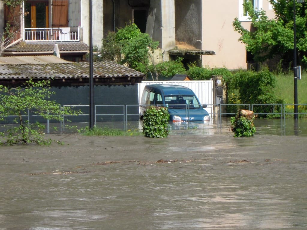 Crue Isère - Une voiture en partie sous l'eau