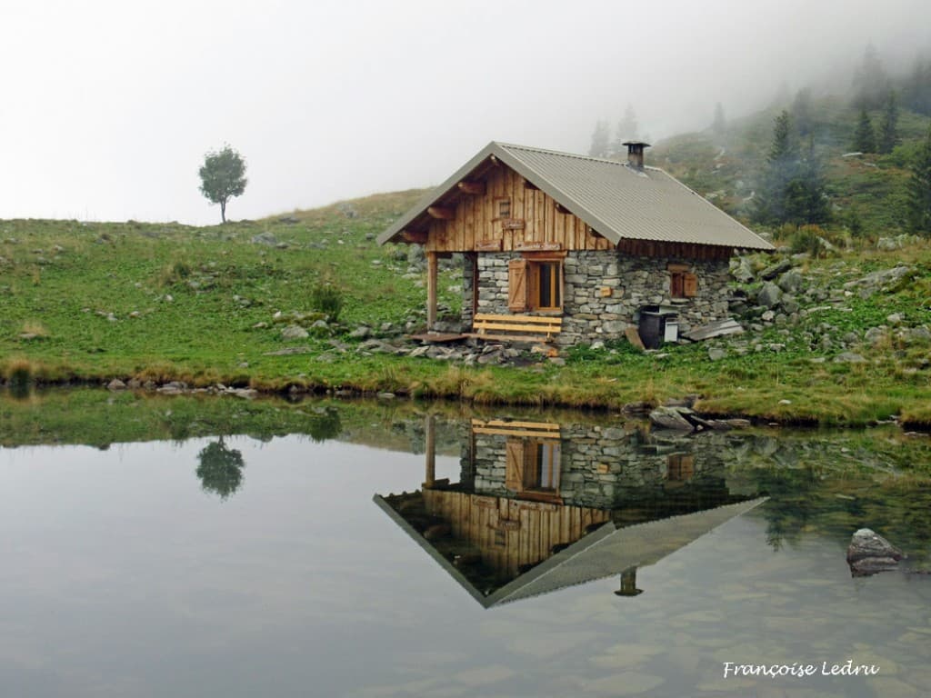 Chalet et lac du Léat