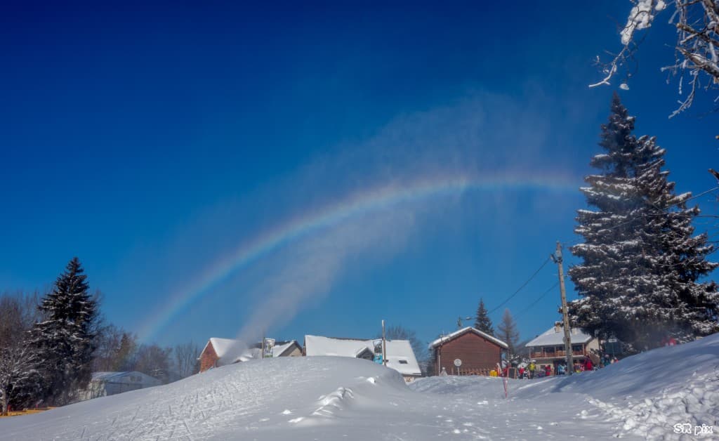 Arc en ciel de canon à neige