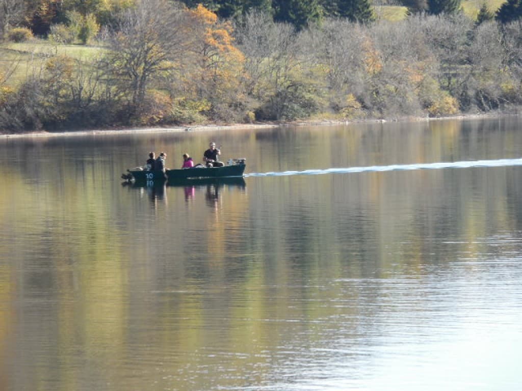 Pêcheur sur le lac de Petichet