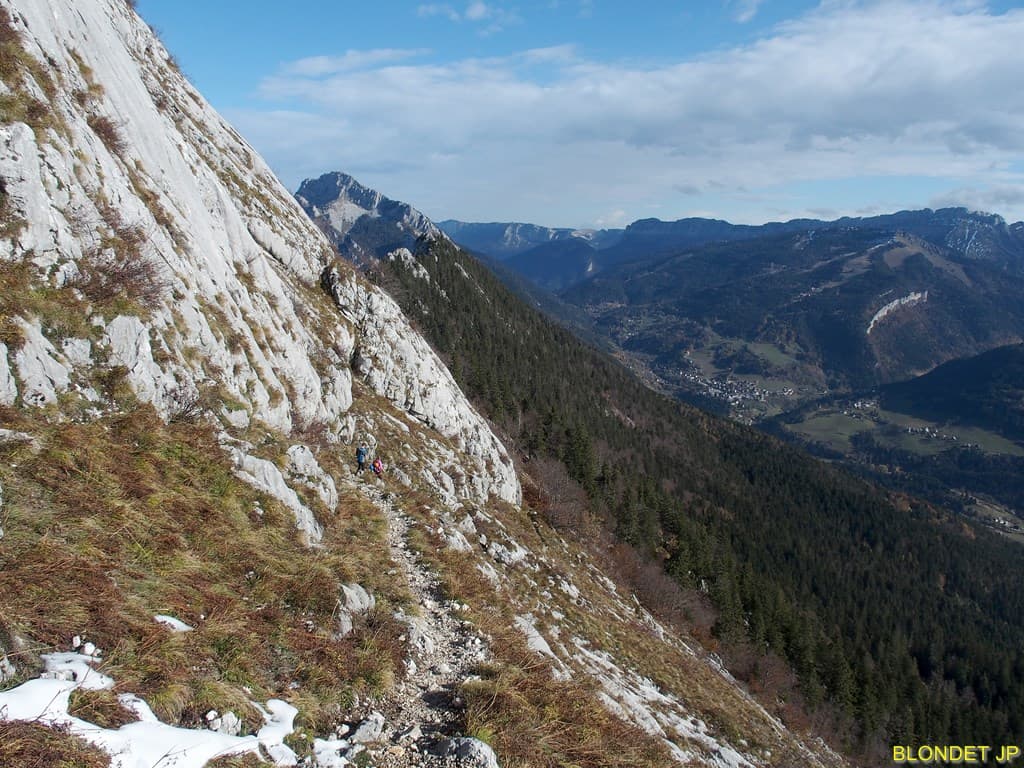 Sentier des Dalles sous le Charmant Som