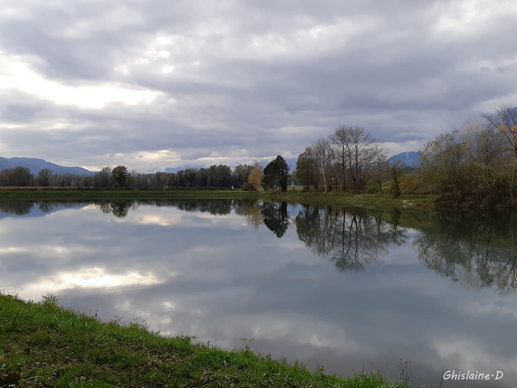 Ciel nuageux dans le lac de BERNIN