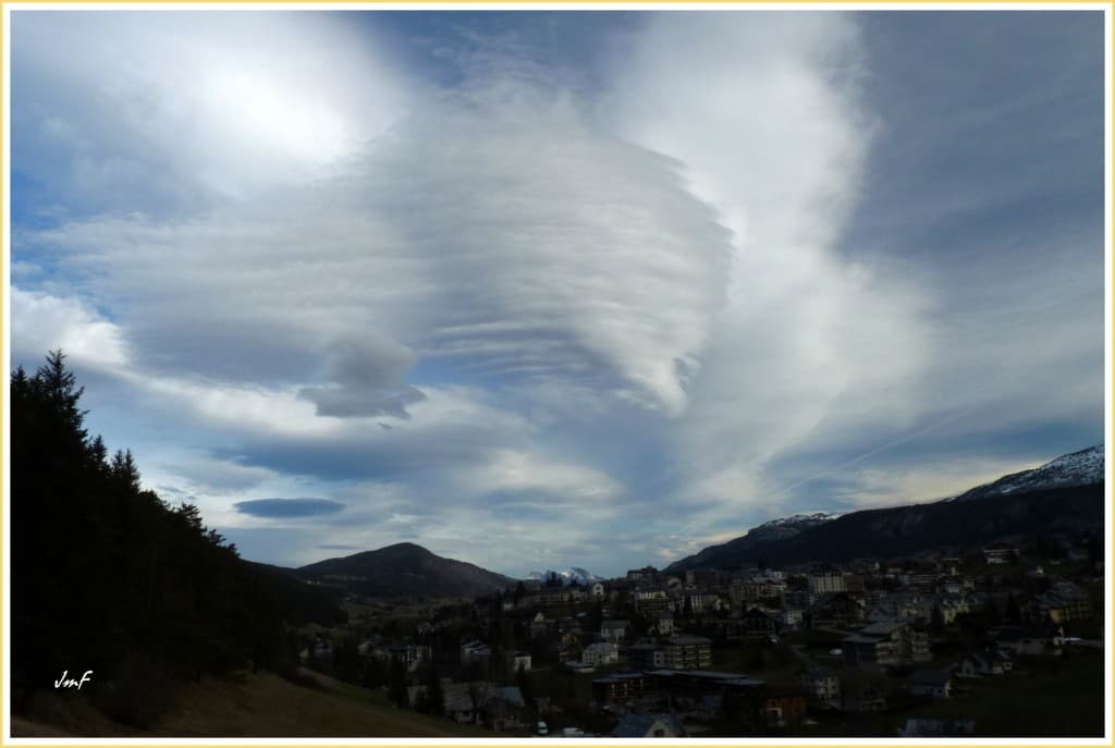 vent tempétueux de Sud et lenticulaires