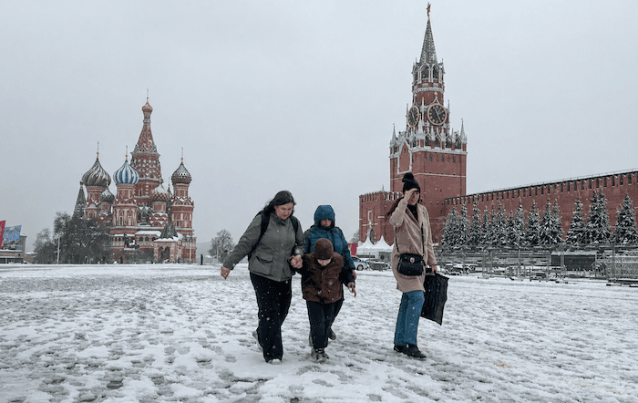 Moscou paralysée par une tempête de neige historique depuis dimanche