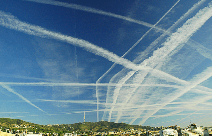 Chemtrails : pourquoi la science parle simplement de traînées de condensation