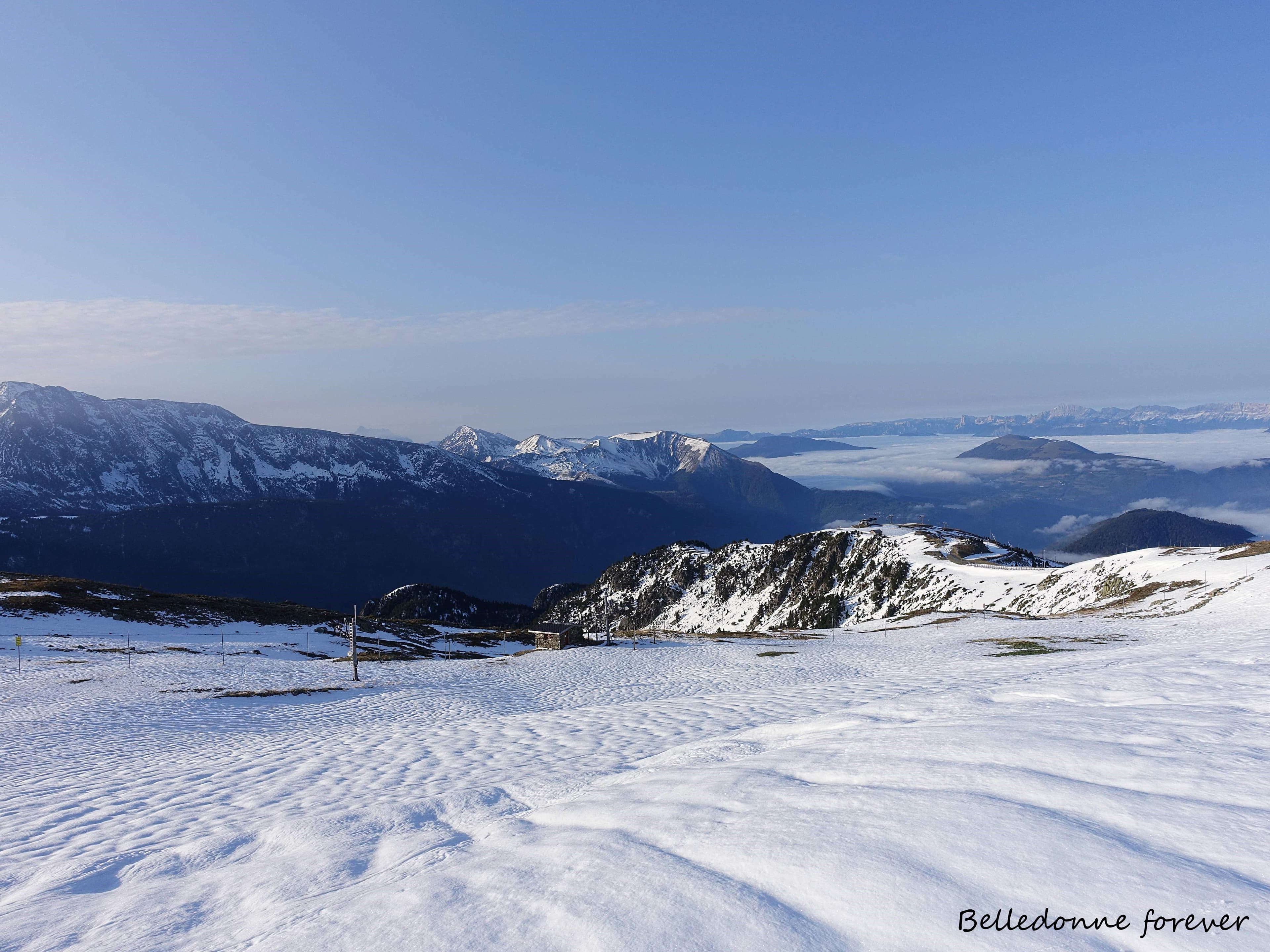 Bon regel descente à ski agréable là où le soleil à légèrement décaillé la neige  A.P.