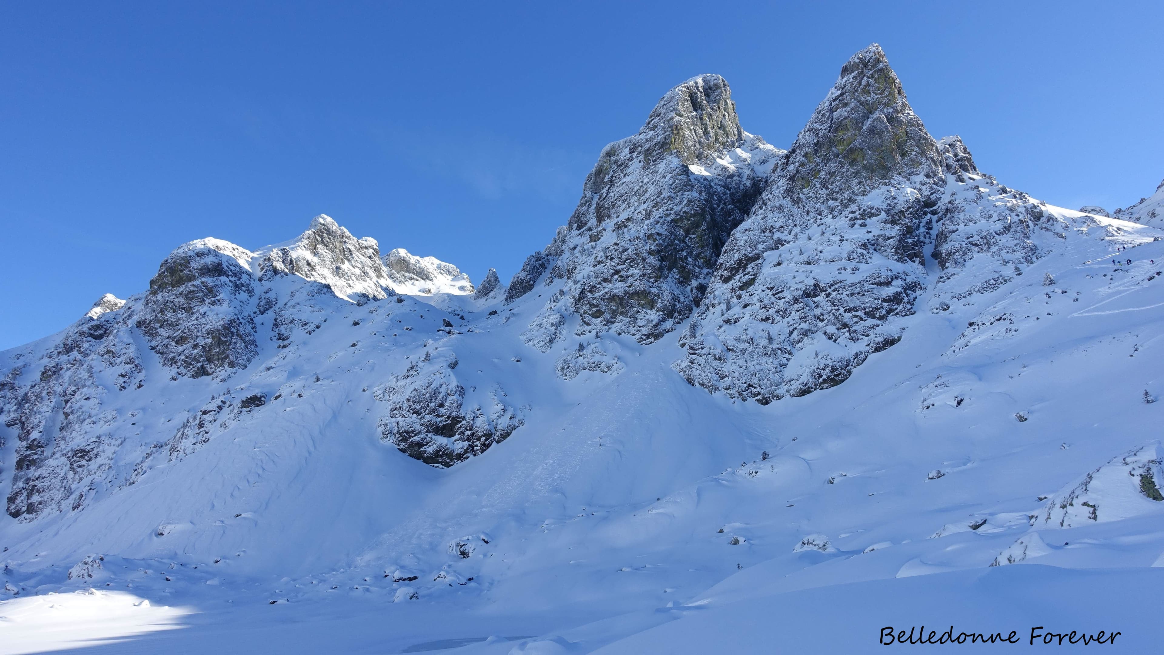 Beaucoup de neige pour une mi décembre qqe coulées A.P.