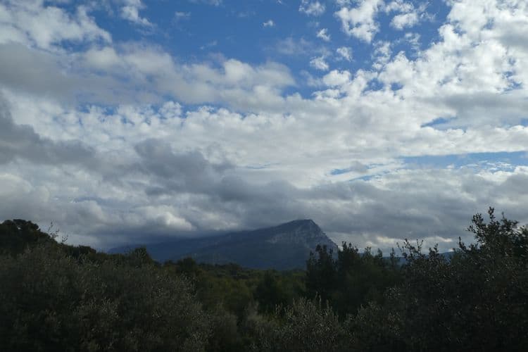sainte victoire dans la brume