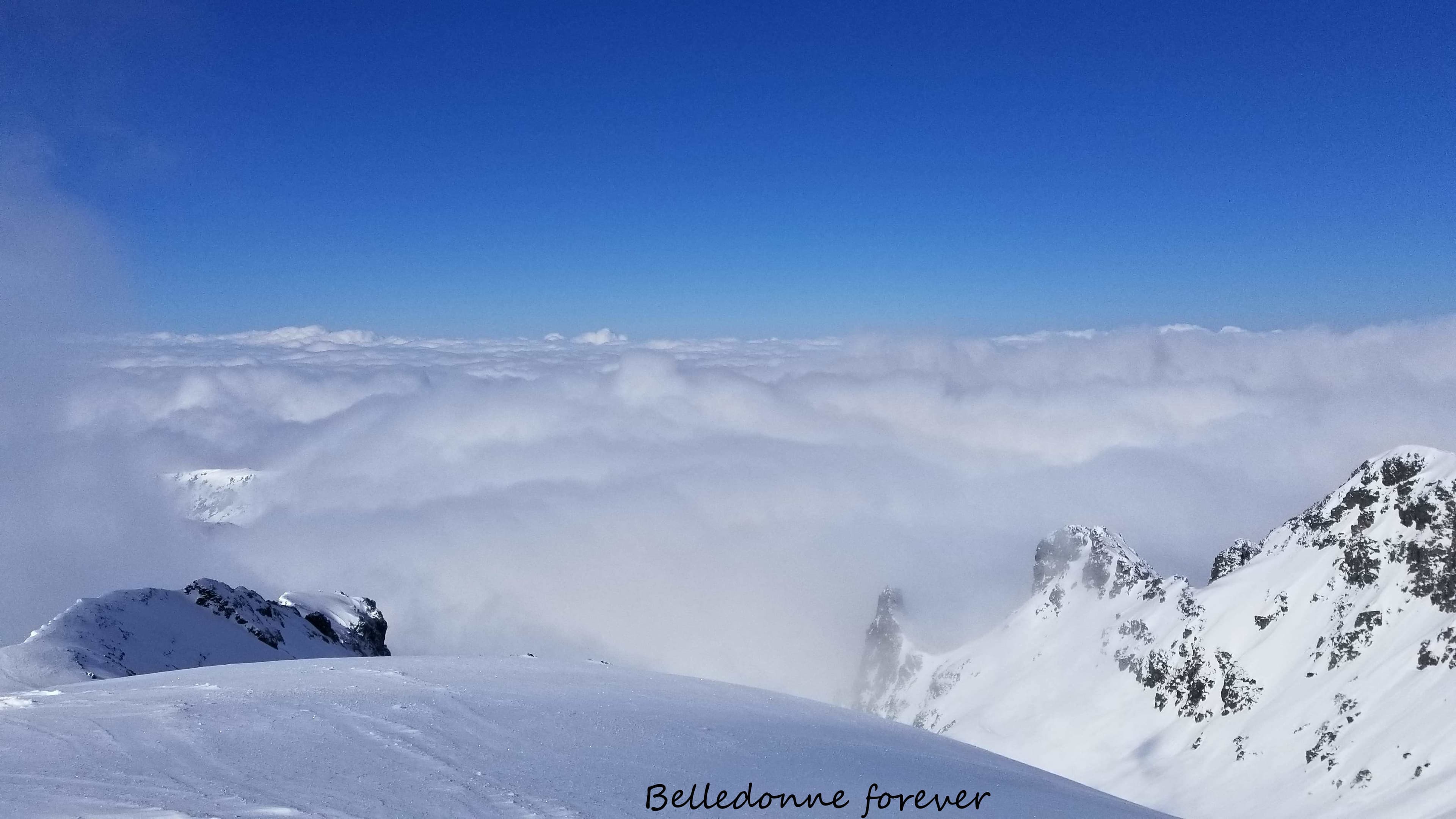 La mer de nuage dépasse la croix A.P.