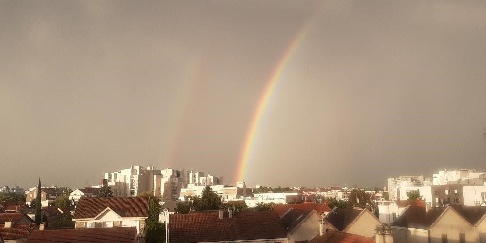 Arc en ciel au dessus des toits