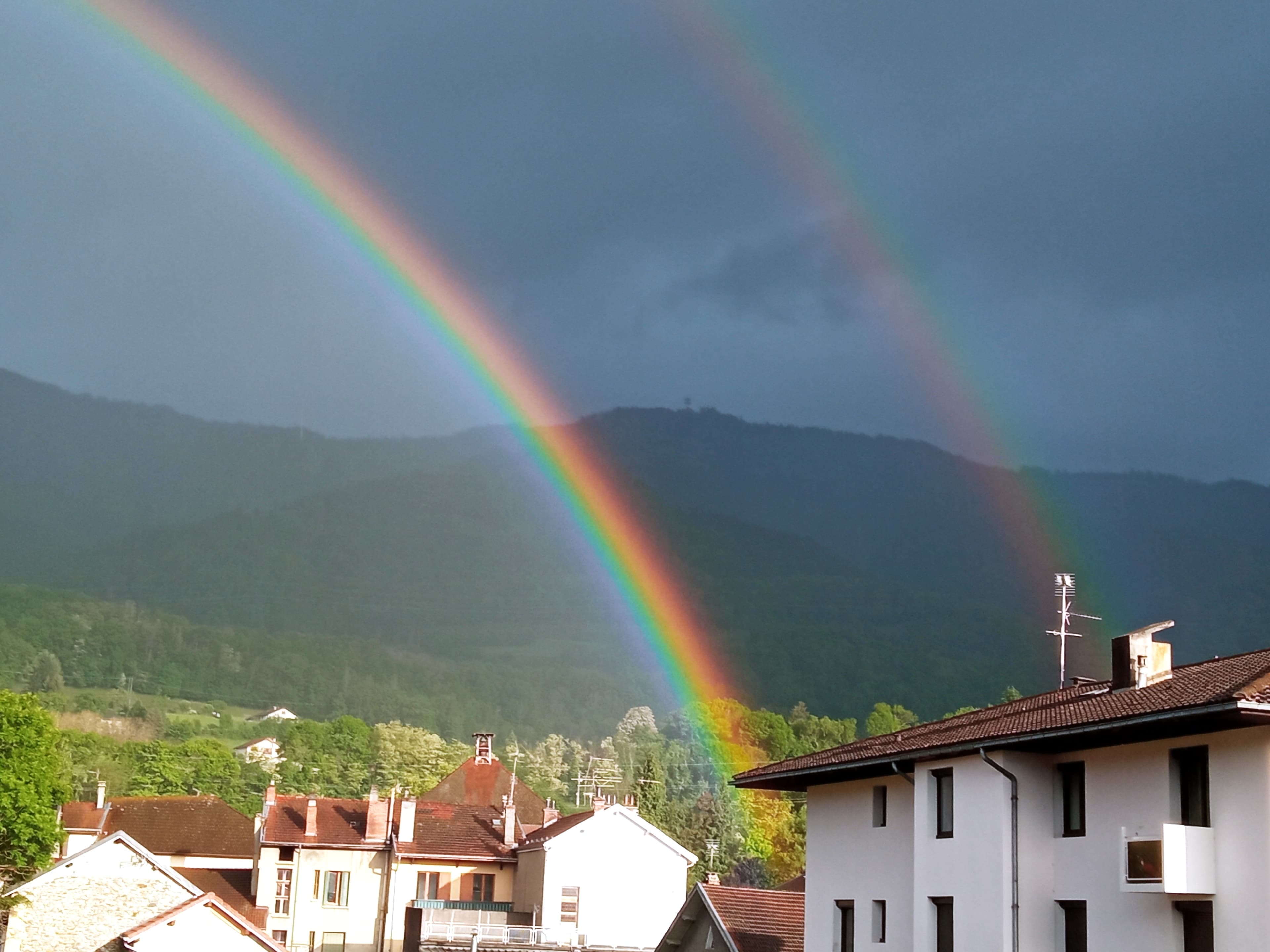 Arc en Ciel au-dessus de la tour d'Avallon