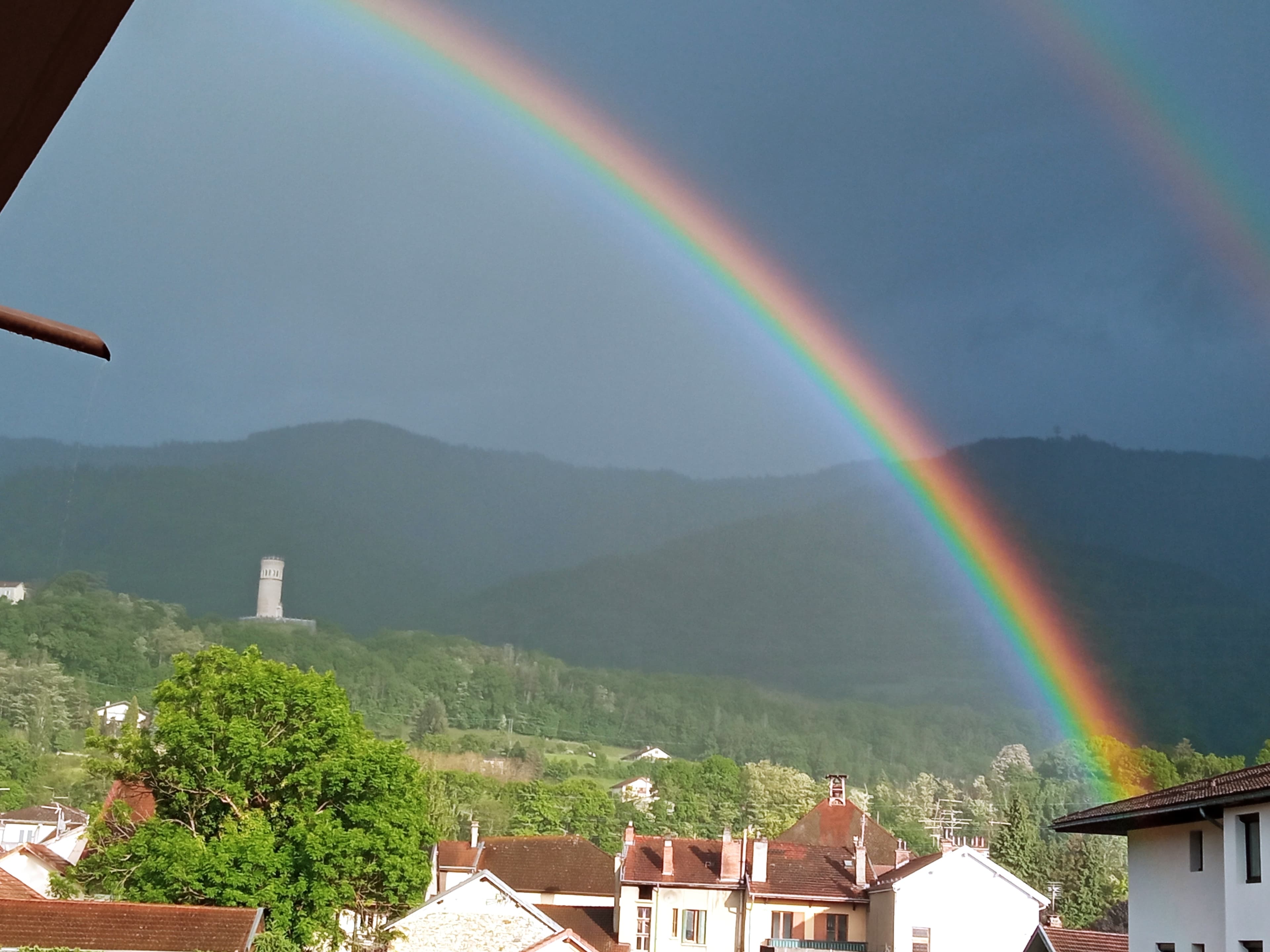 Arc en Ciel au-dessus de la tour d'Avallon