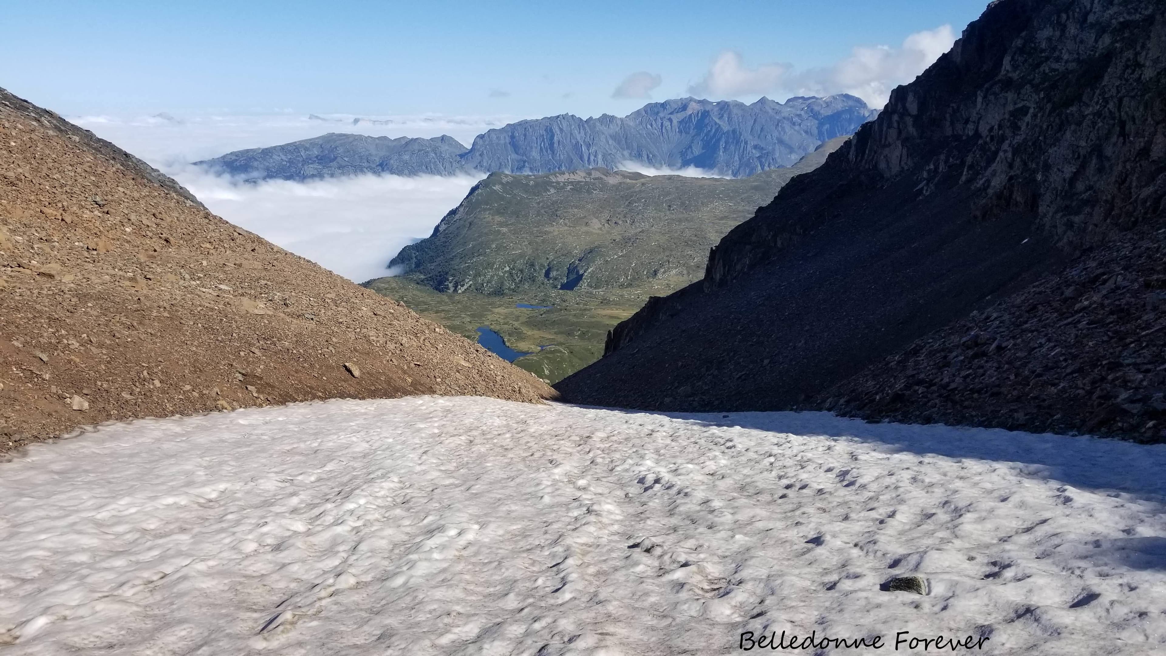 Avec l'été frais à partir de 2500m les névés sont bien durs A.P.
