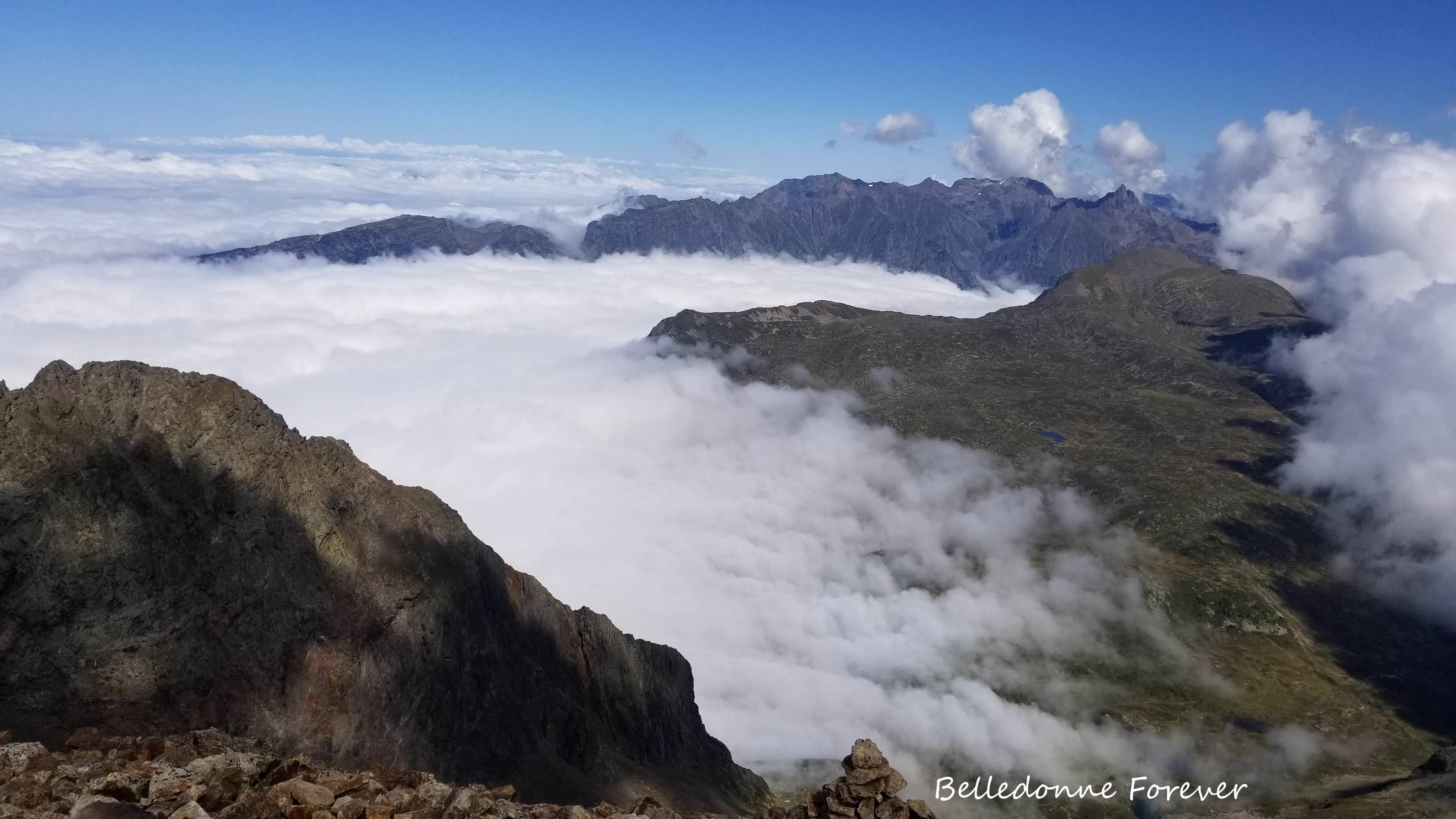 l'après-midi la mer de nuages monte A.P.