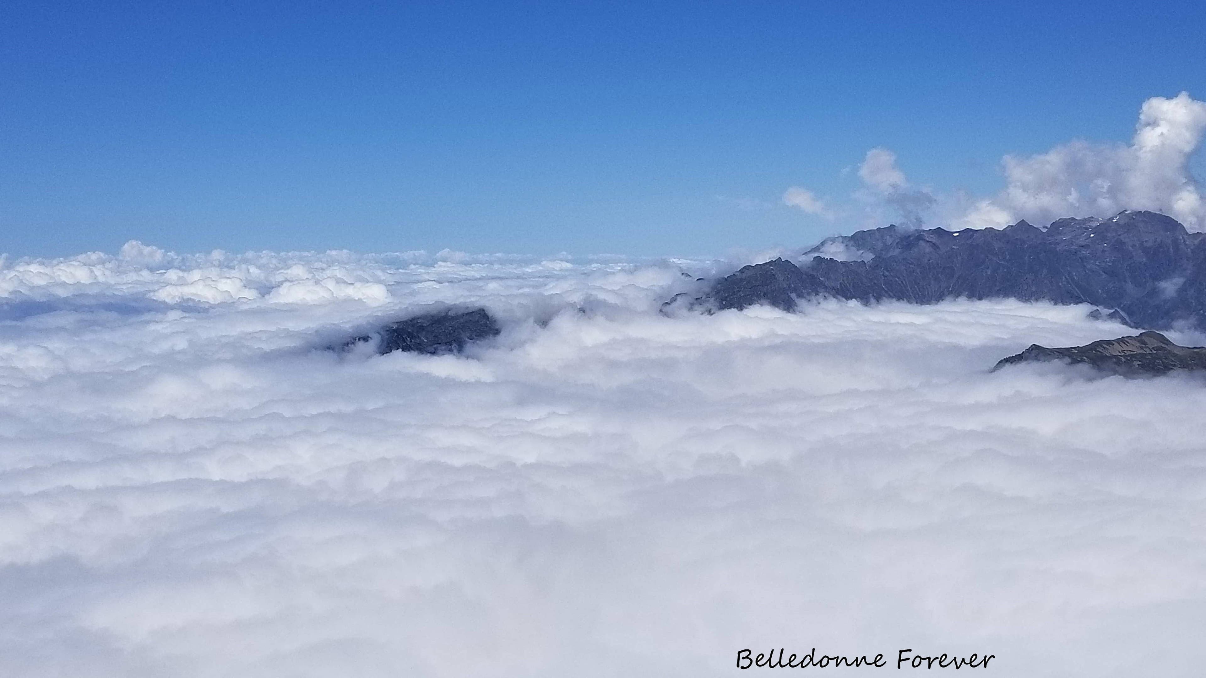 La croix de chamrousse passe sous les nuages A.P.