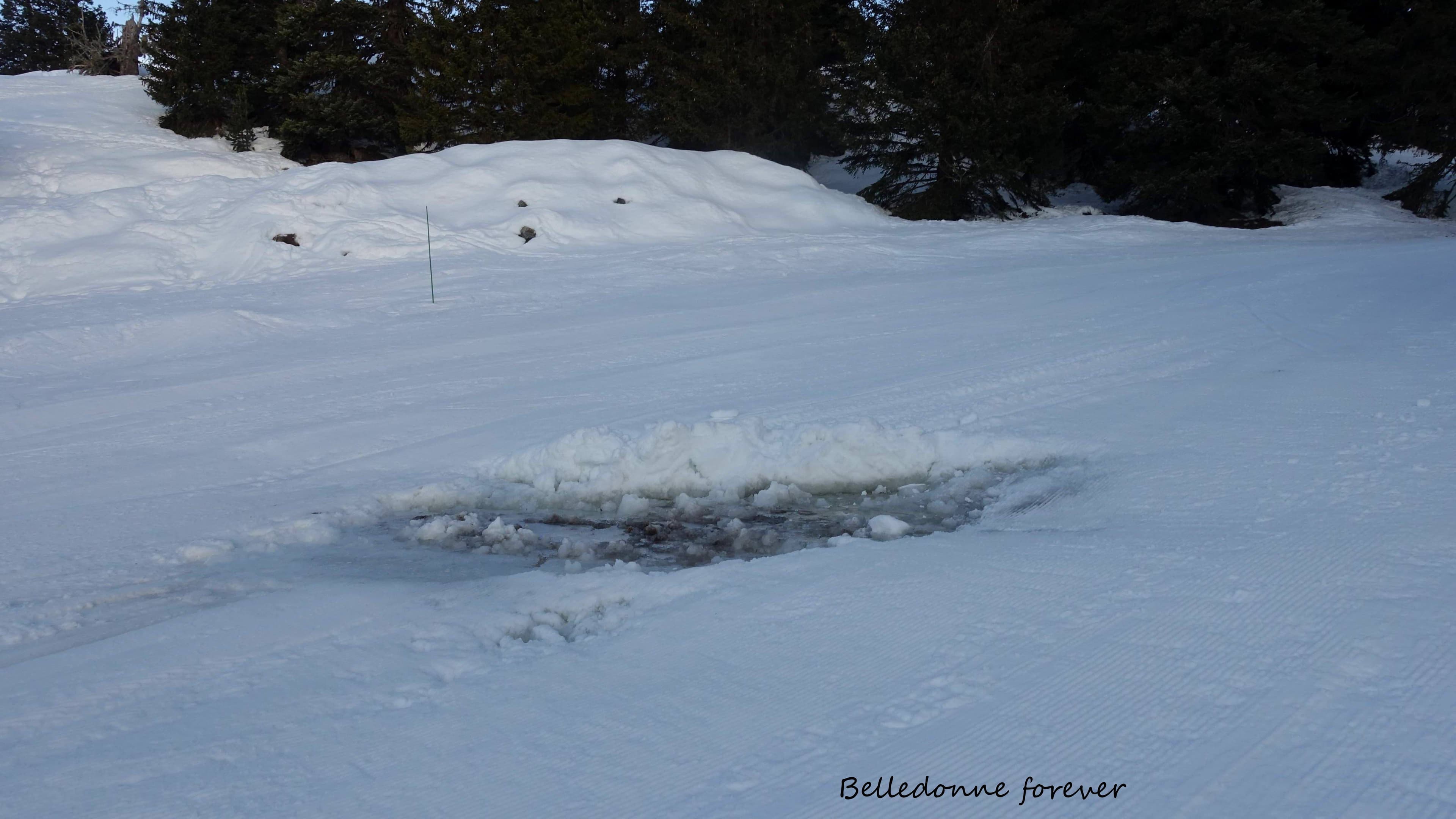 Trou sur les pistes creusé par l'eau A.P.