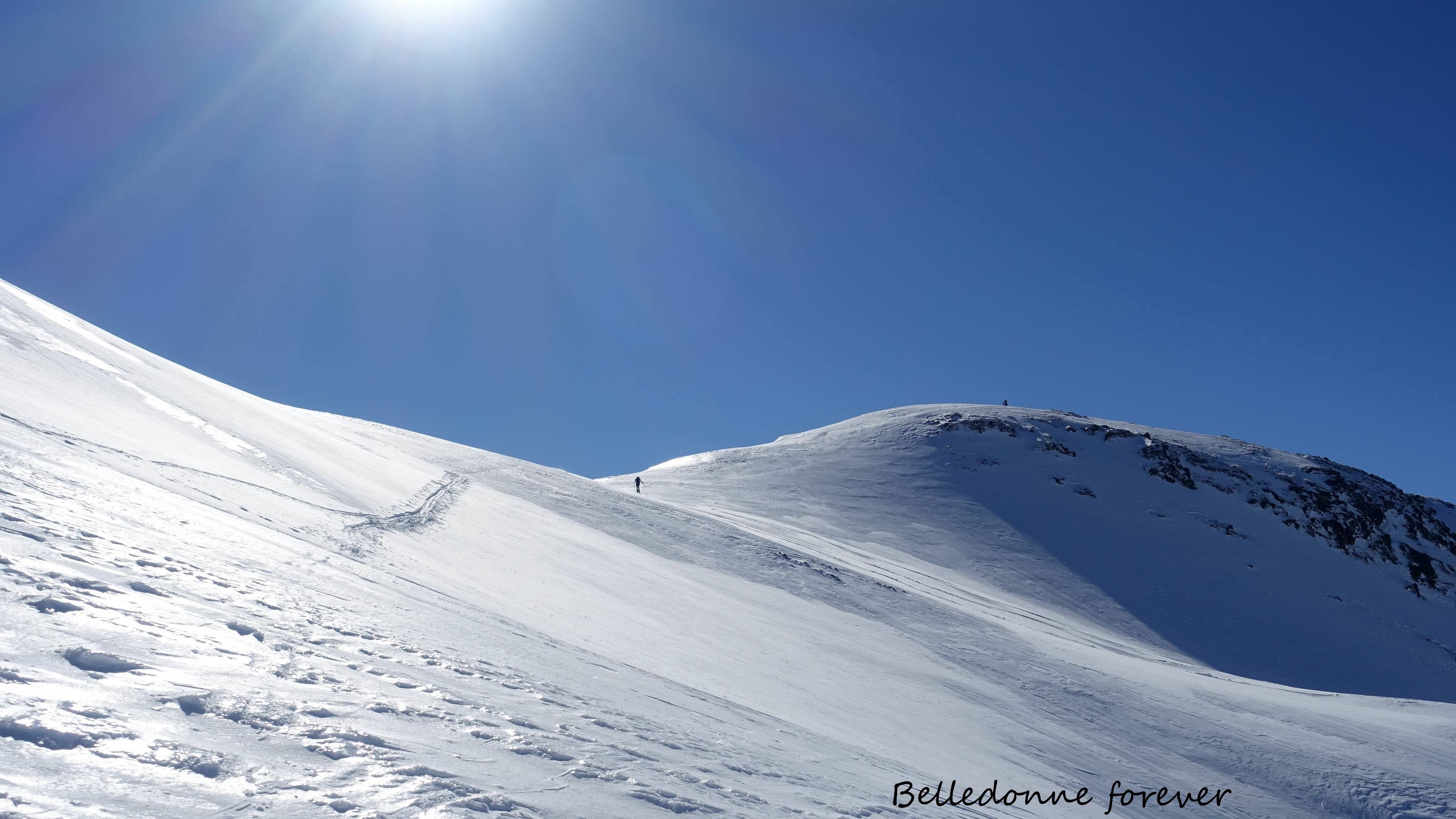 Encore des plaques de glaces à 2400m  neige bien soufflée A.P.