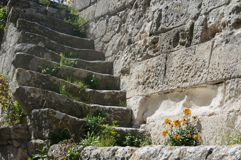 escaliers des Baux avec giroflée