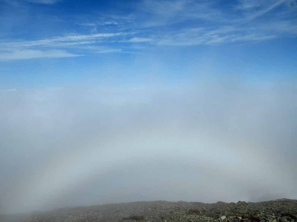 Arc-en-ciel dans le brouillard