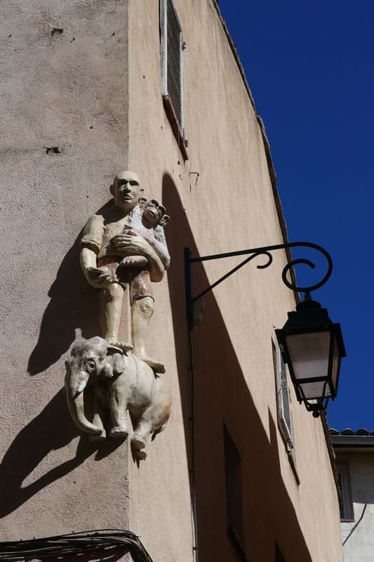 statue dans le vieil aix sous le ciel bleu vif