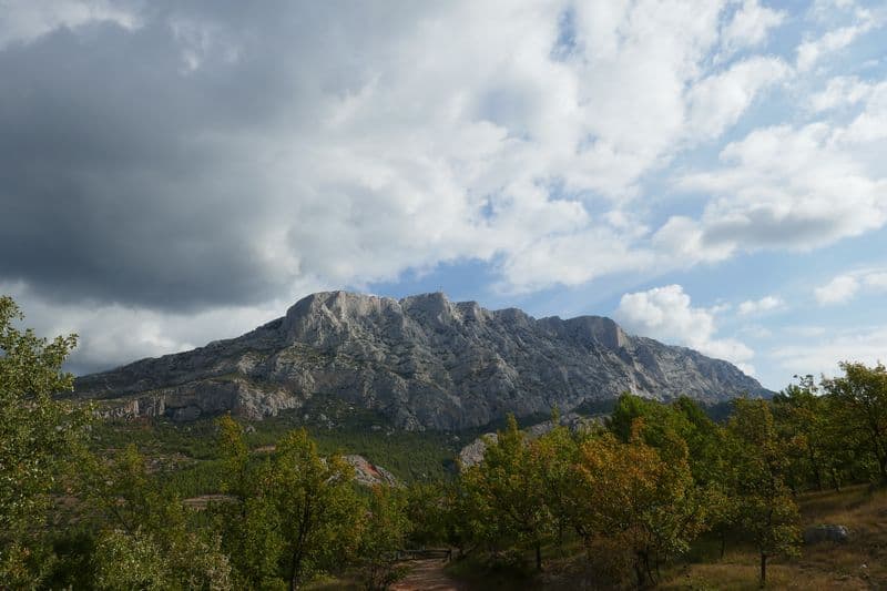 Amoncellements de nuages sur sainte victoire