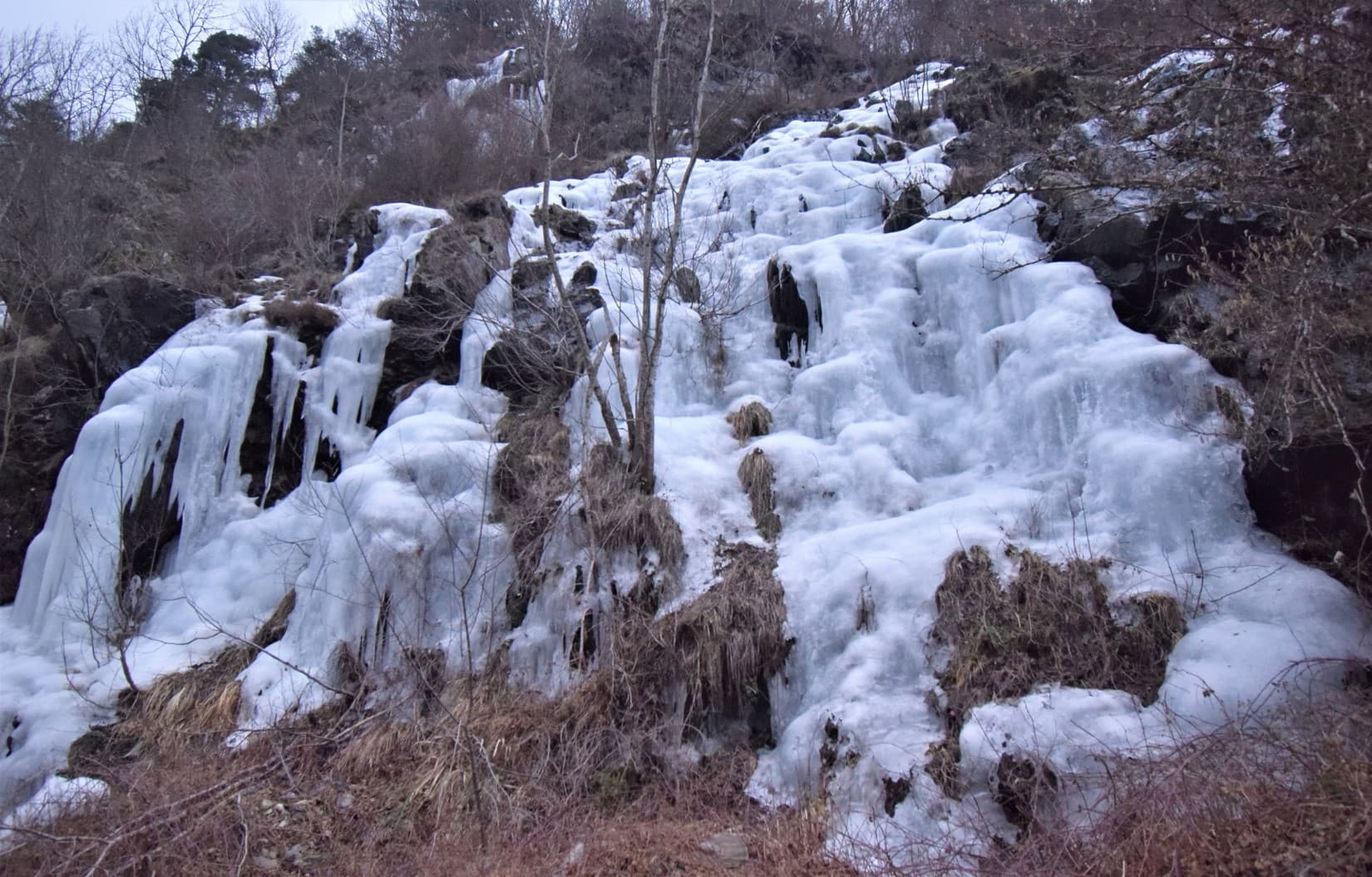 Cascade de glace en lambeaux