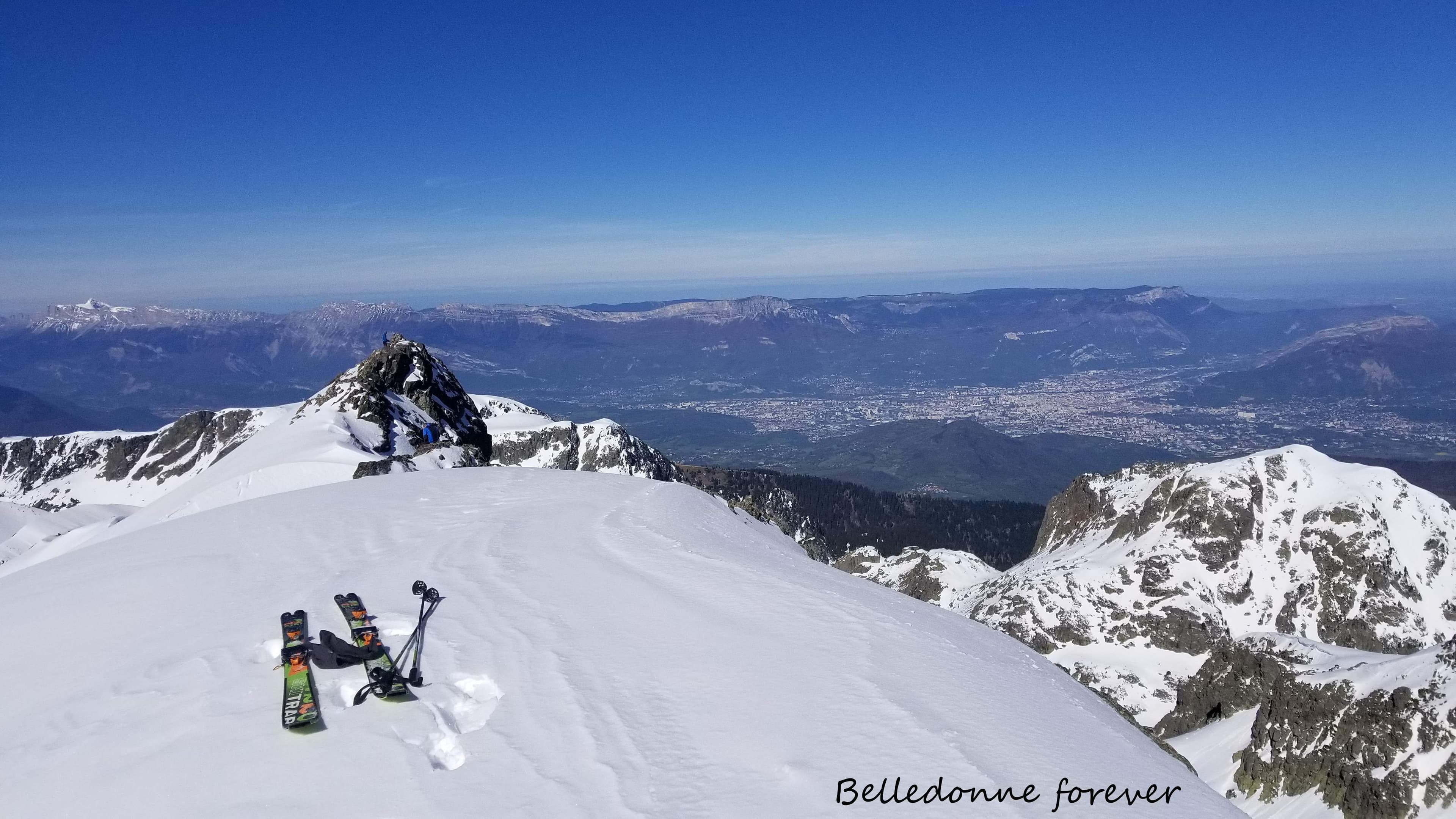 Ski en montagne et le printemps avec des gelées matinales en bas  What else A.P.