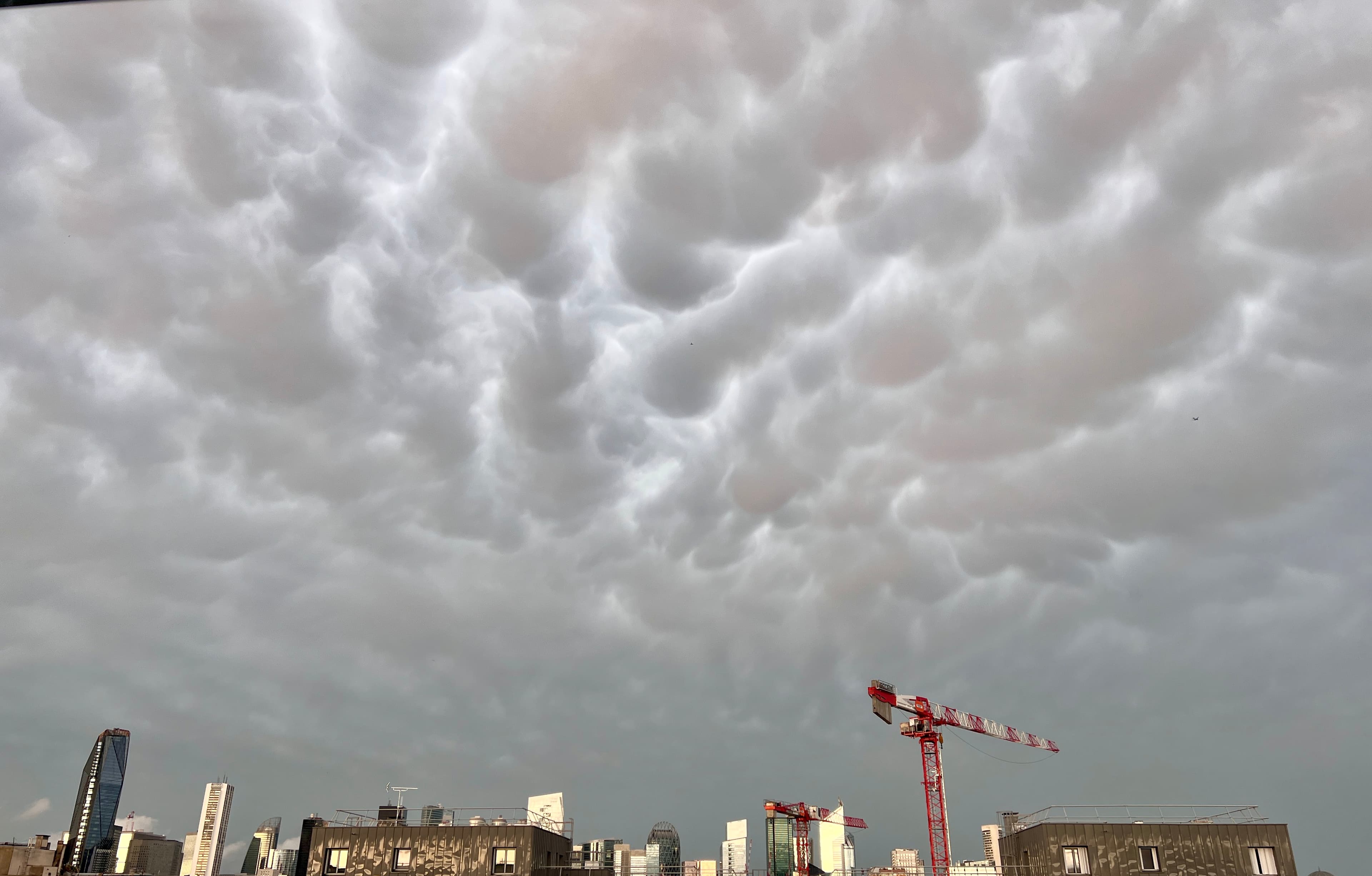 Mammatus au-dessus de la Défense après l'orage