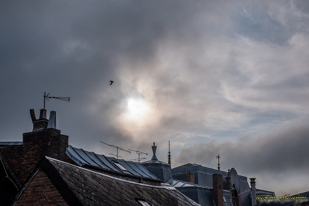 La lumière tente de s'imposer