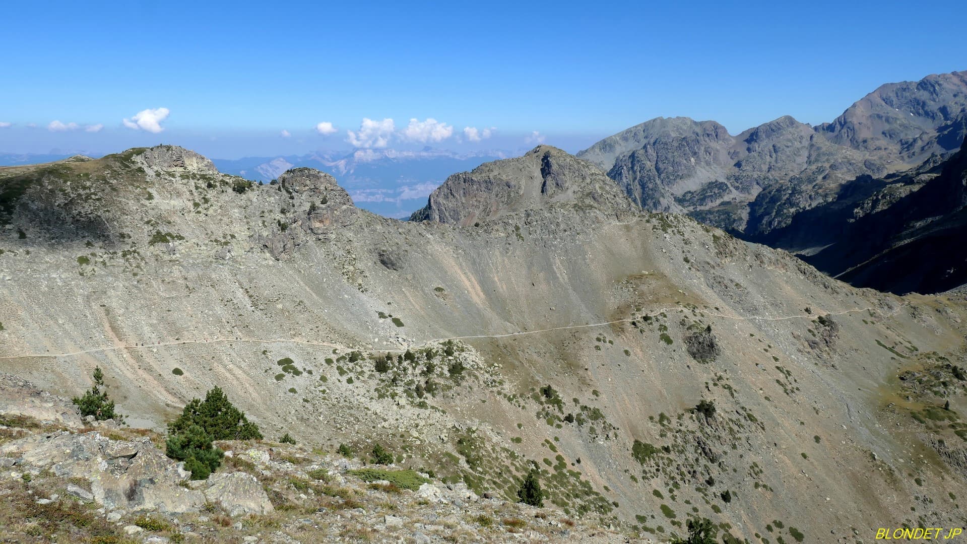 Sentier du col des Lessines vu de la Botte