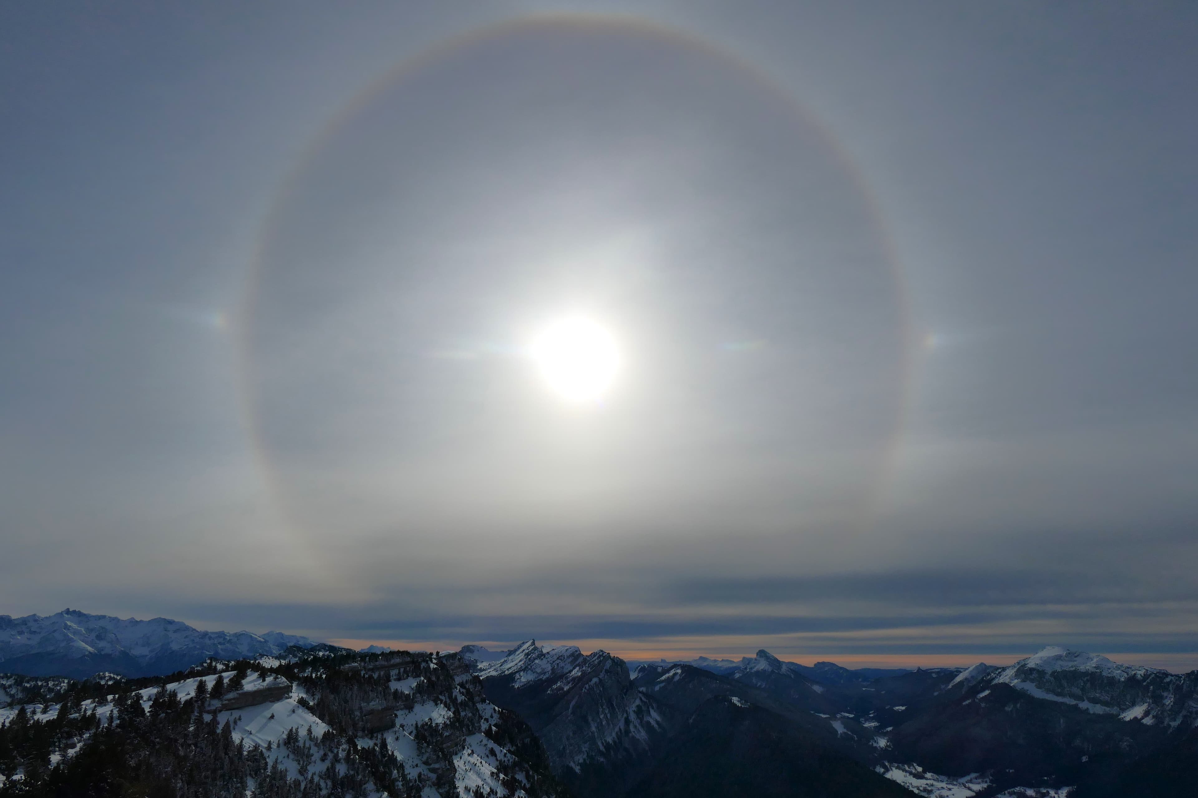 Halo et esquisse de parhélie