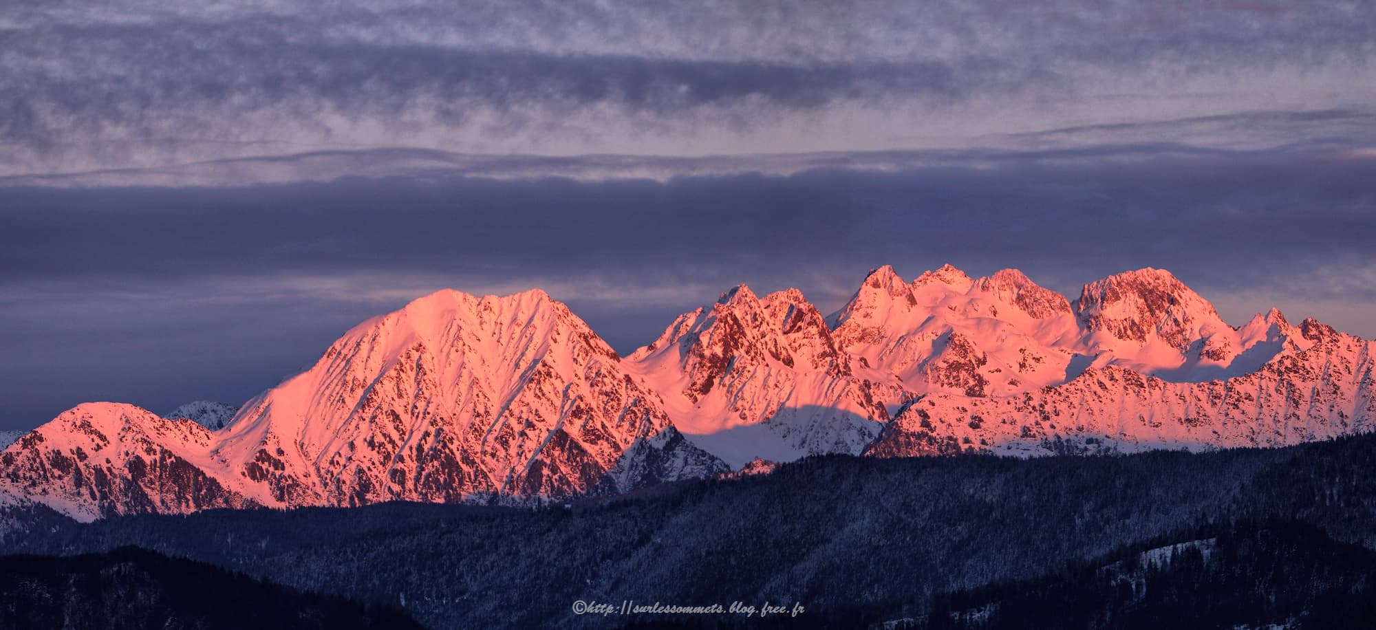 Alpenglow sur le Grand Charnier, le Pic du Frêne et la Pointe du Bacheux