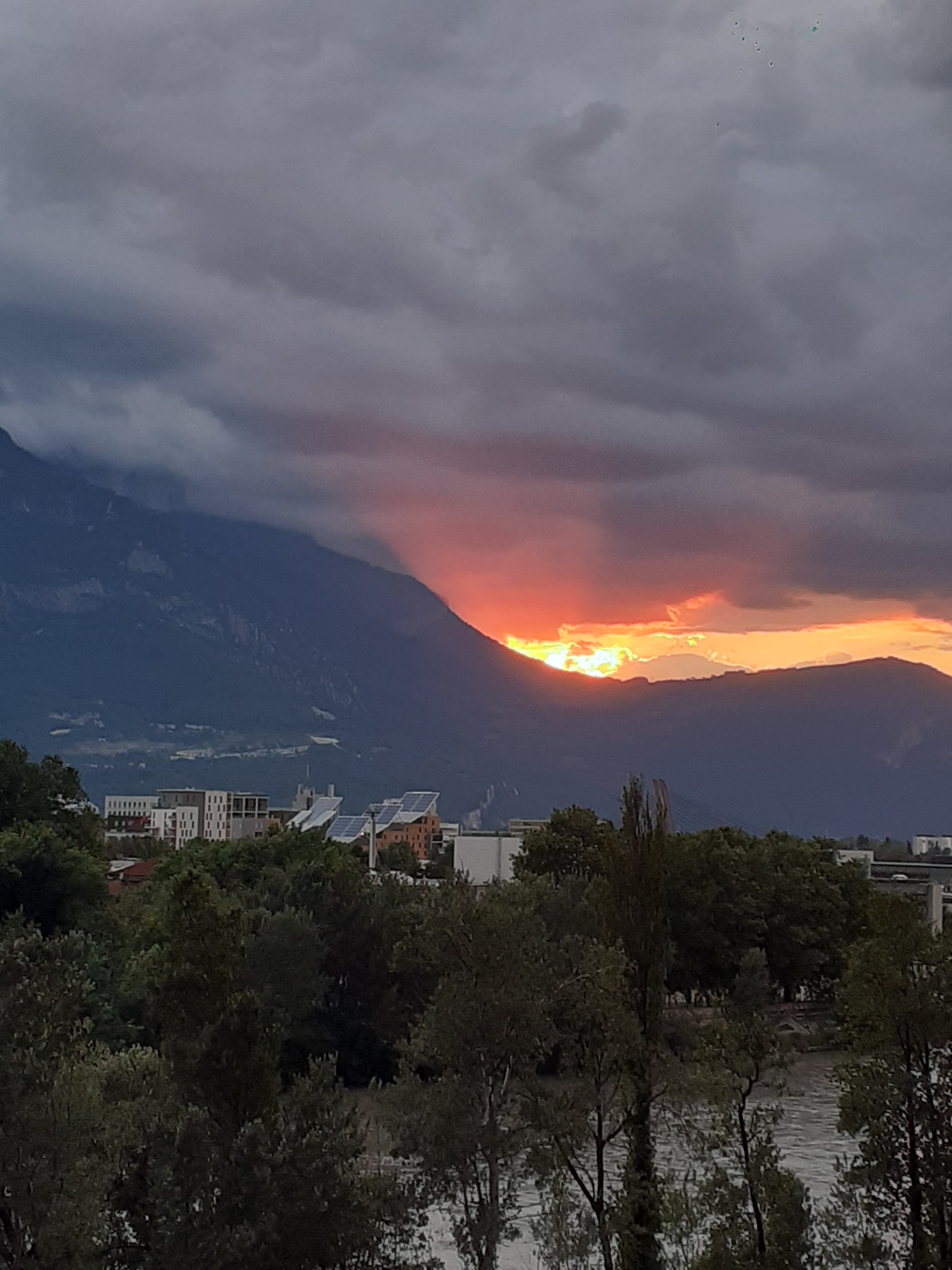 coucher de soleil vu sur le Vercors et l'isère