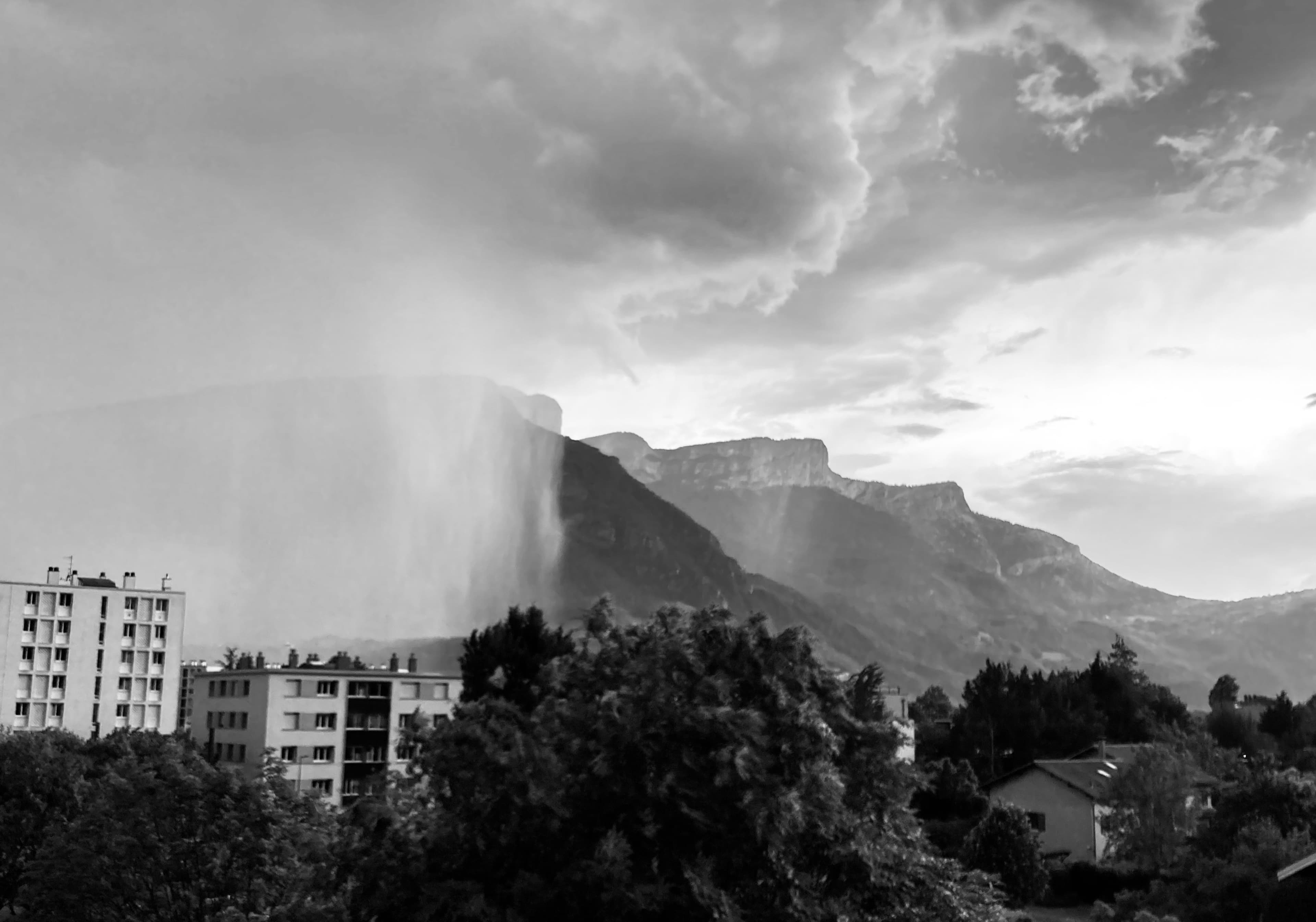 Rideau de pluie sur les contreforts du Vercors