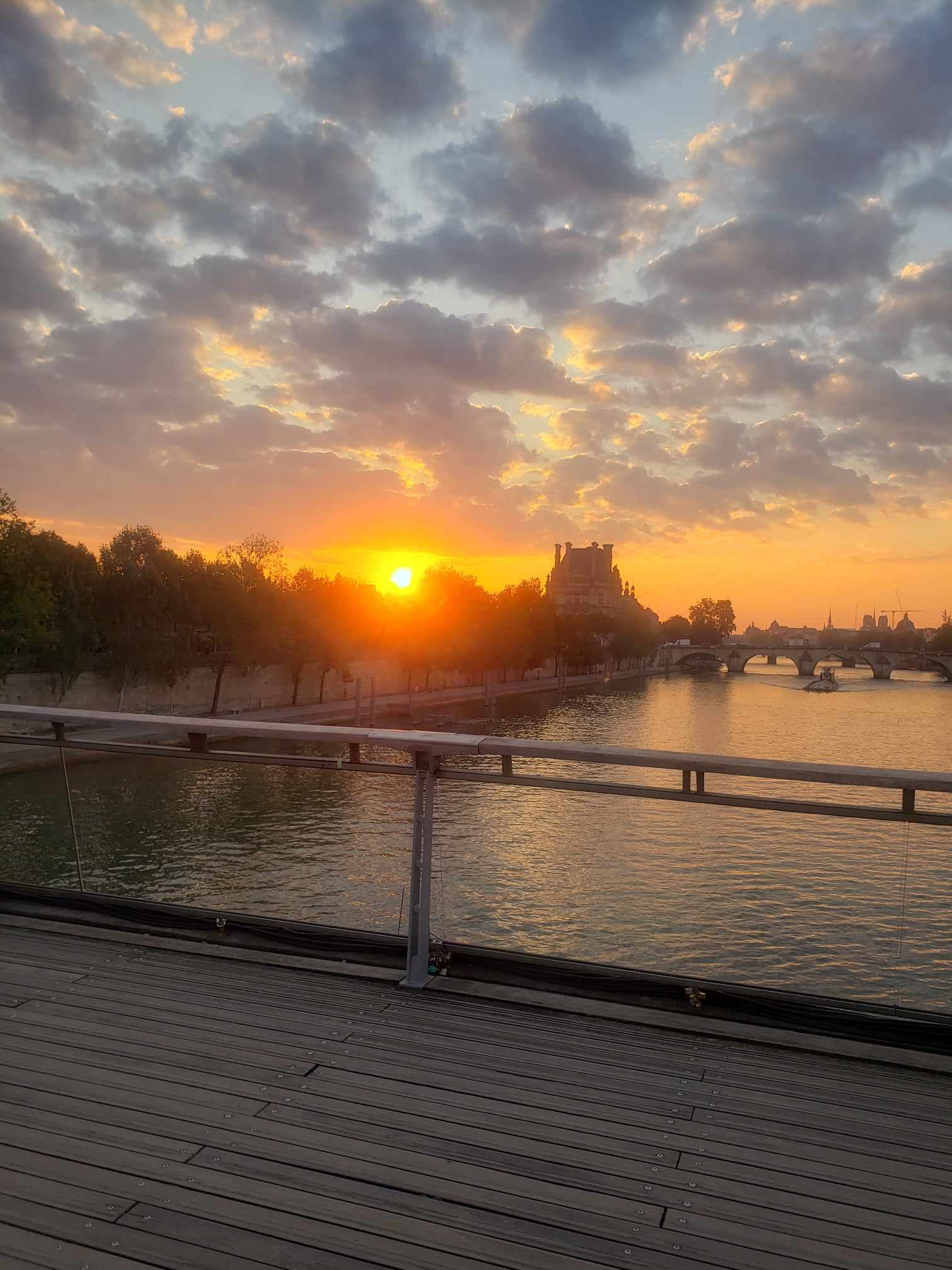 LEVER DE SOLEIL DERRIERE LE LOUVRE