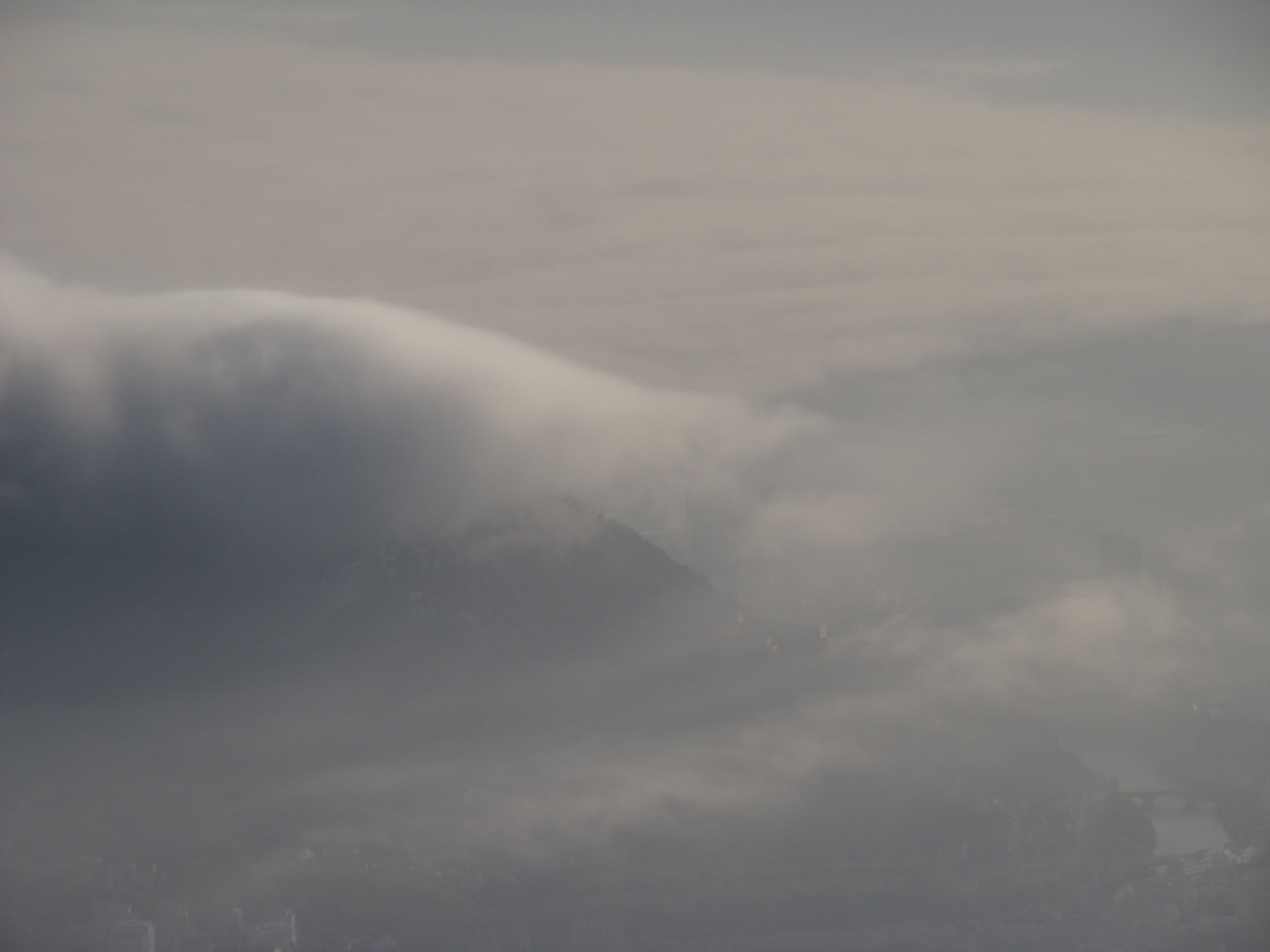Montagne coiffée de nuage