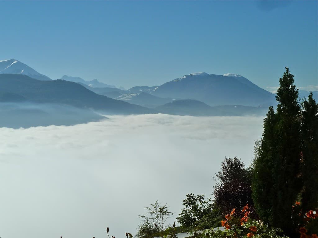 Grenoble sous le brouillard (M. Alter)