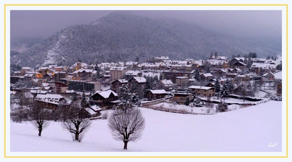 la nuit tombe sur le village enneigé