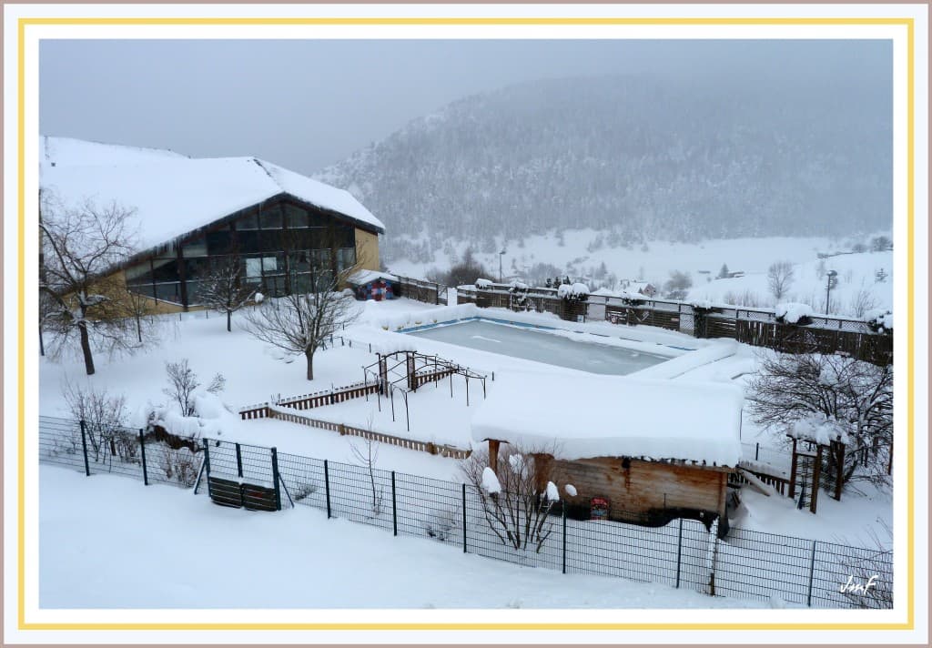 la piscine sous la neige...