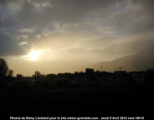 Nuage de pluie ensoleilé