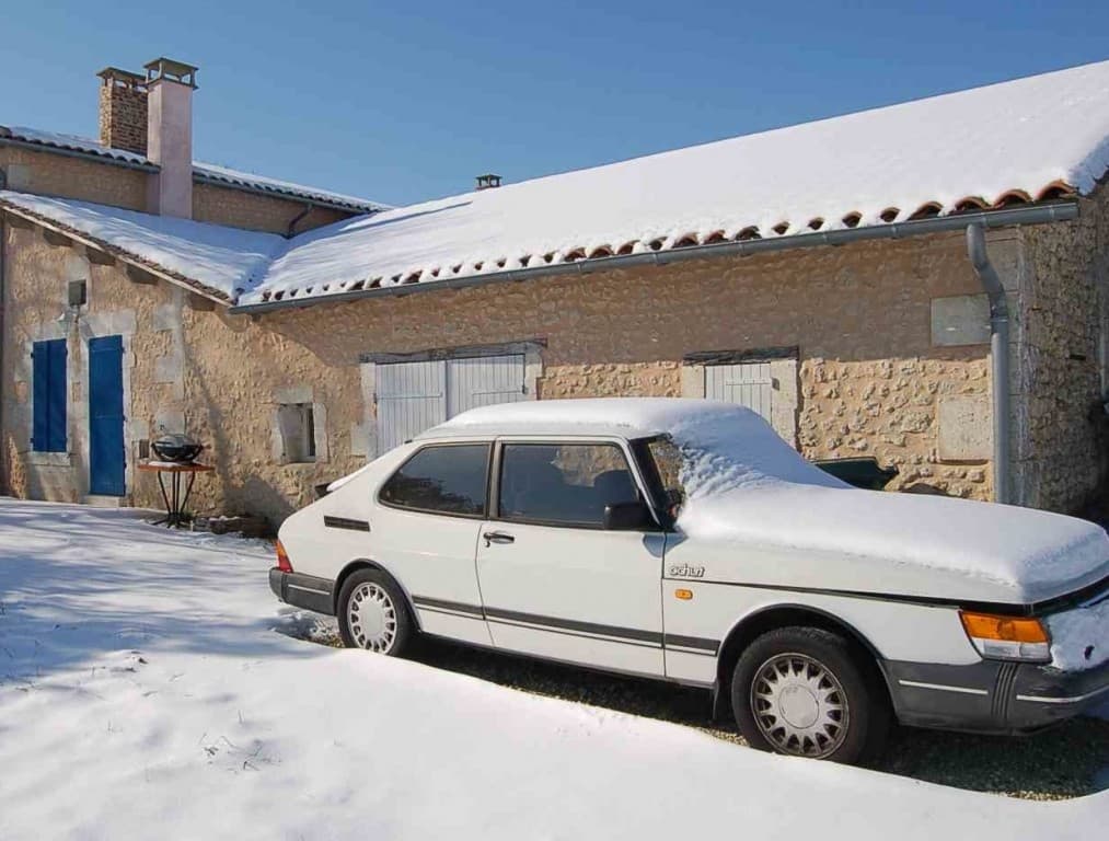 vieille voiture, la neige, et l'éclaircie