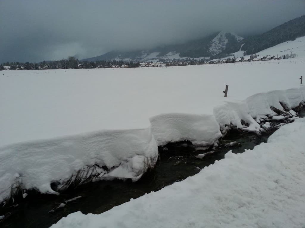 Zigzag de neige autour du ruisseau
