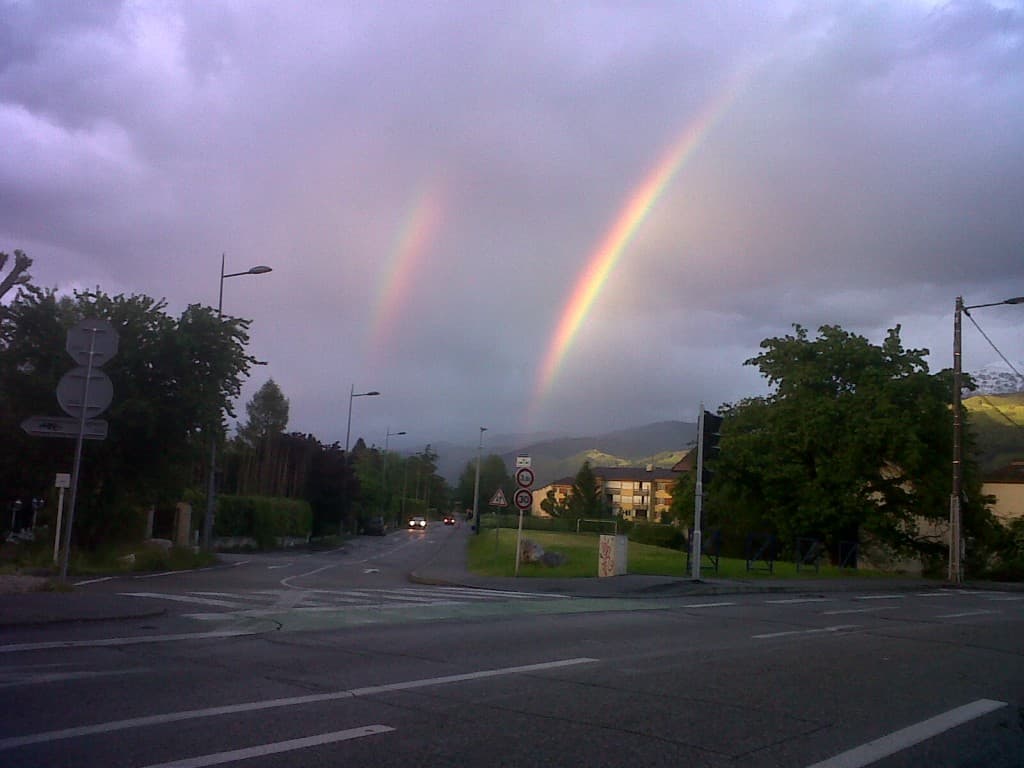 Après la pluie double arc-en-ciel 