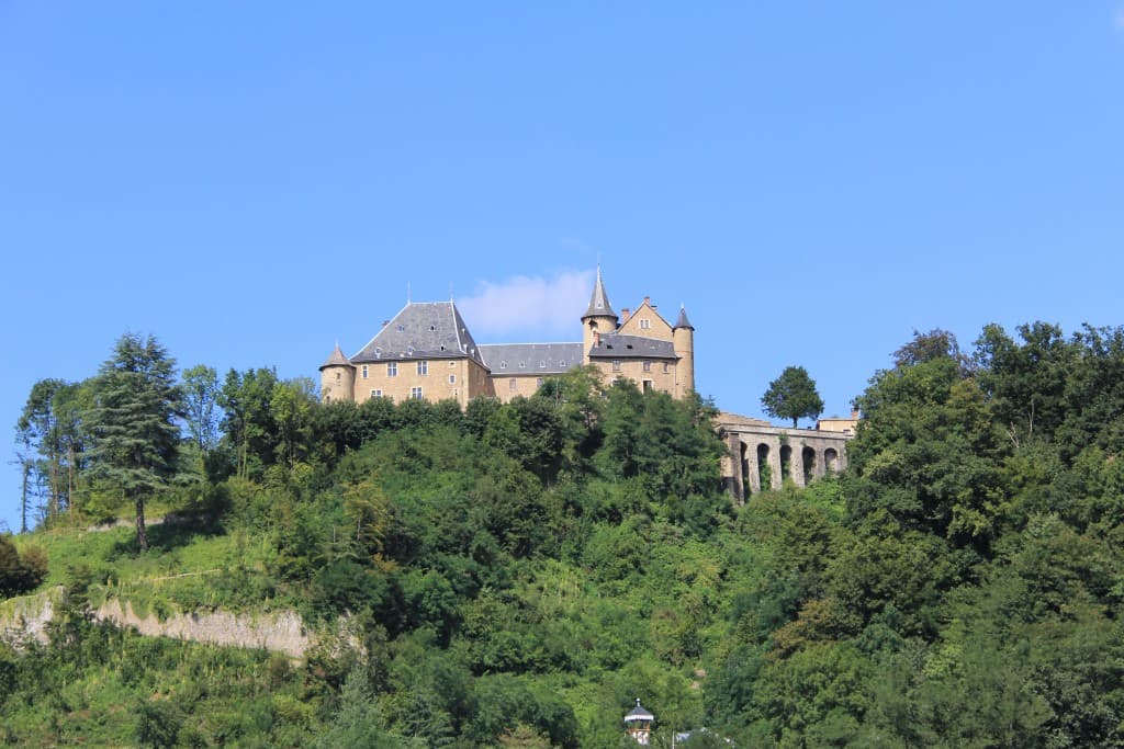 Château dans un ciel d'été